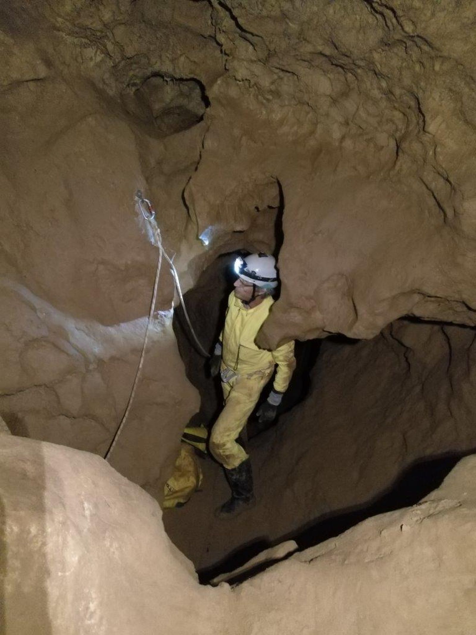 José Luis García Bernal, en una cueva de Palencia, el pasado agosto, con la Sociedad Espeleológica Geos.