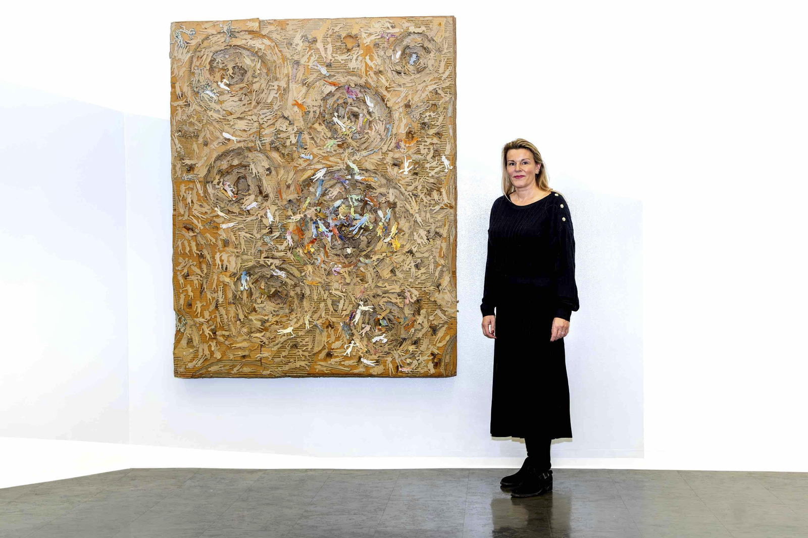 Bérengère Primat, presidenta de la Fundación Opale, posa con la obra de José Hinojo expuesta en Suiza.