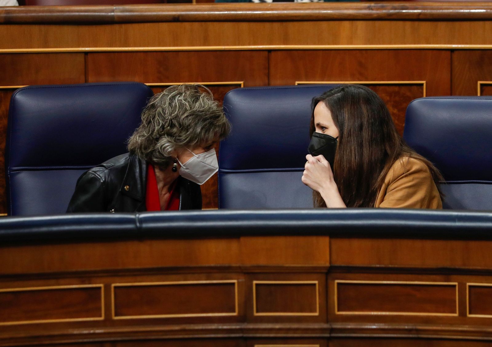 El ministra de Derechos Sociales y Agenda 2030, Ione Belarra, conversa con la diputada socialista María Luisa Carcedo.