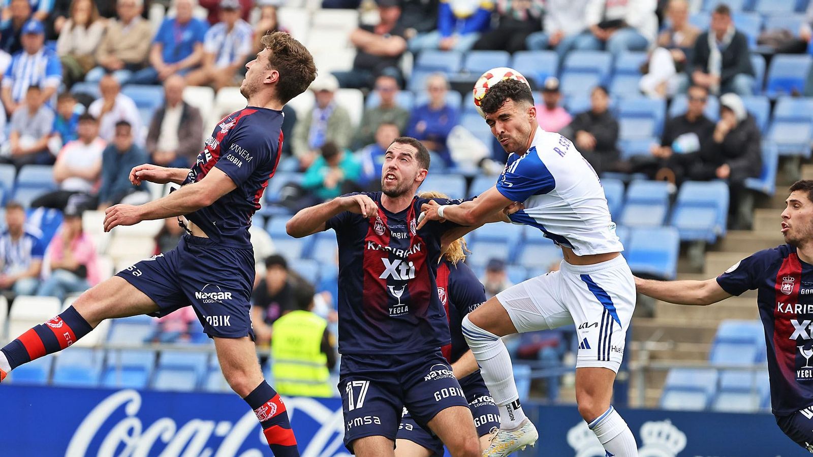 Rubén Serrano remata el balón en una de las ocasiones del partido.