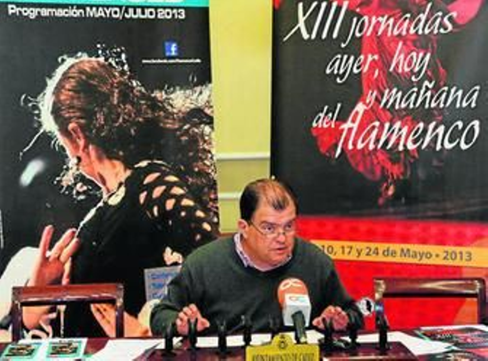 Antonio Castillo, ante los carteles de la programación flamenca del centro de La Merced.