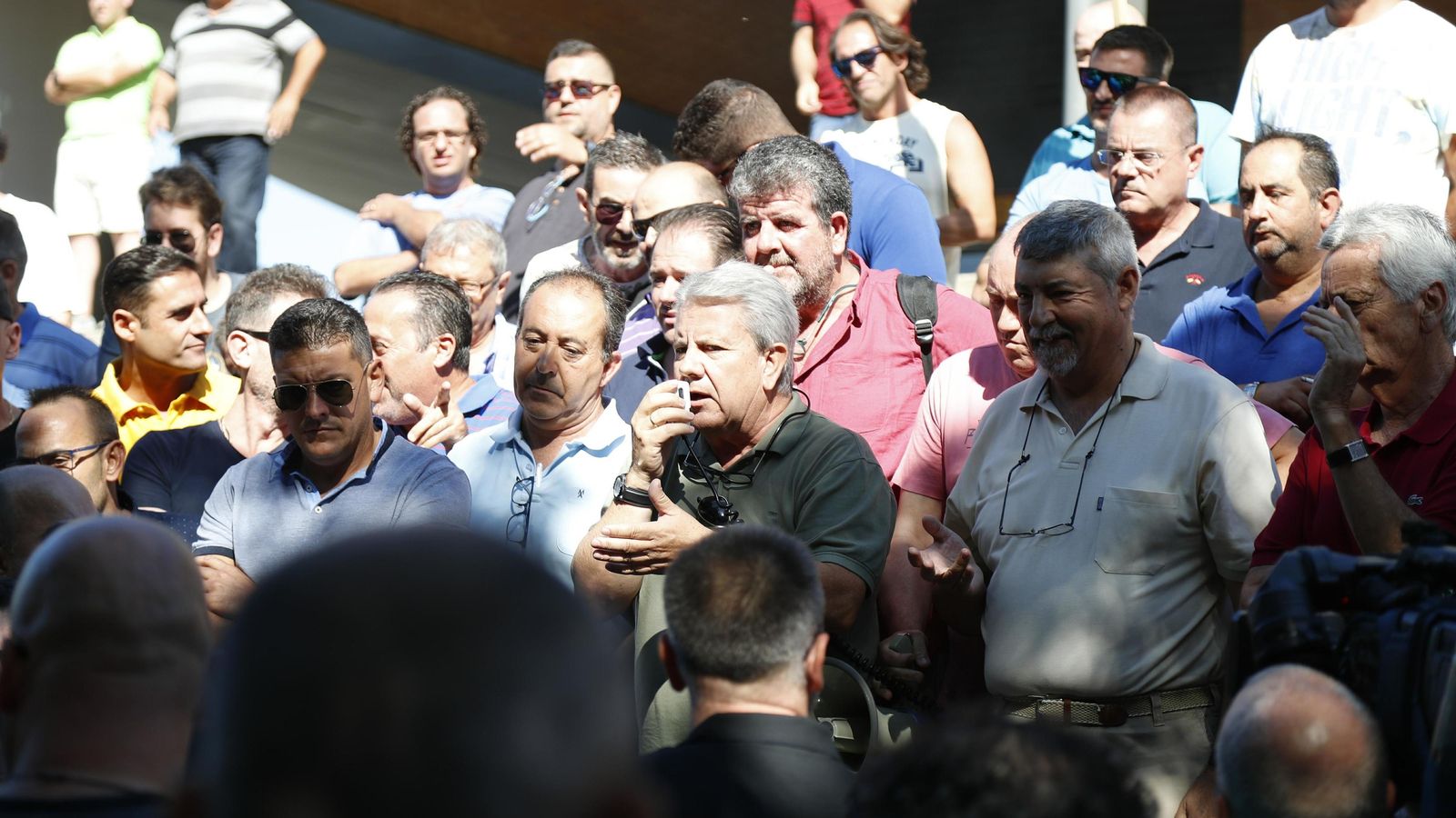 Imágenes de la asamblea de los taxistas de Sevilla en Santa Justa