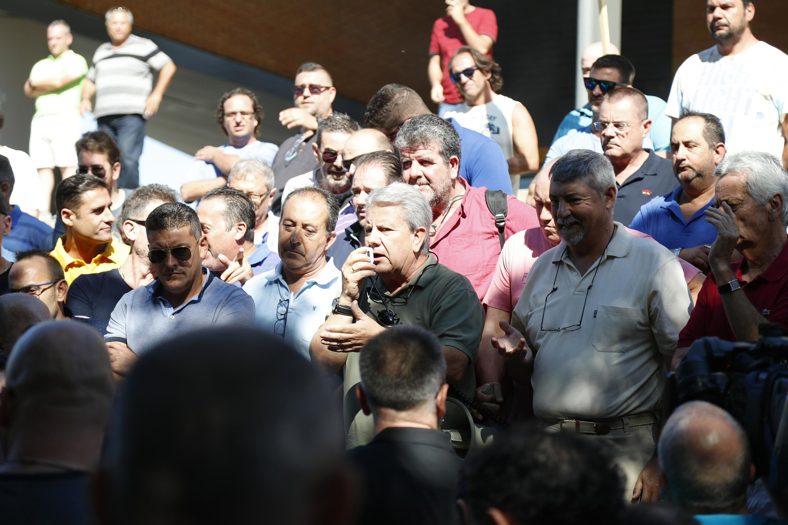 Imágenes de la asamblea de los taxistas de Sevilla en Santa Justa