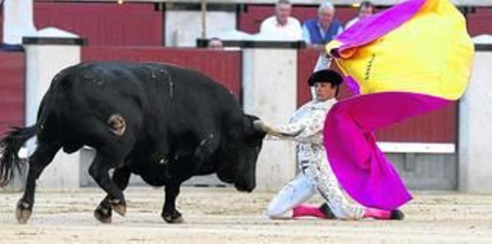 Miguel Abellán recibe a su segundo toro con una larga cambiada de rodillas a portagayola.