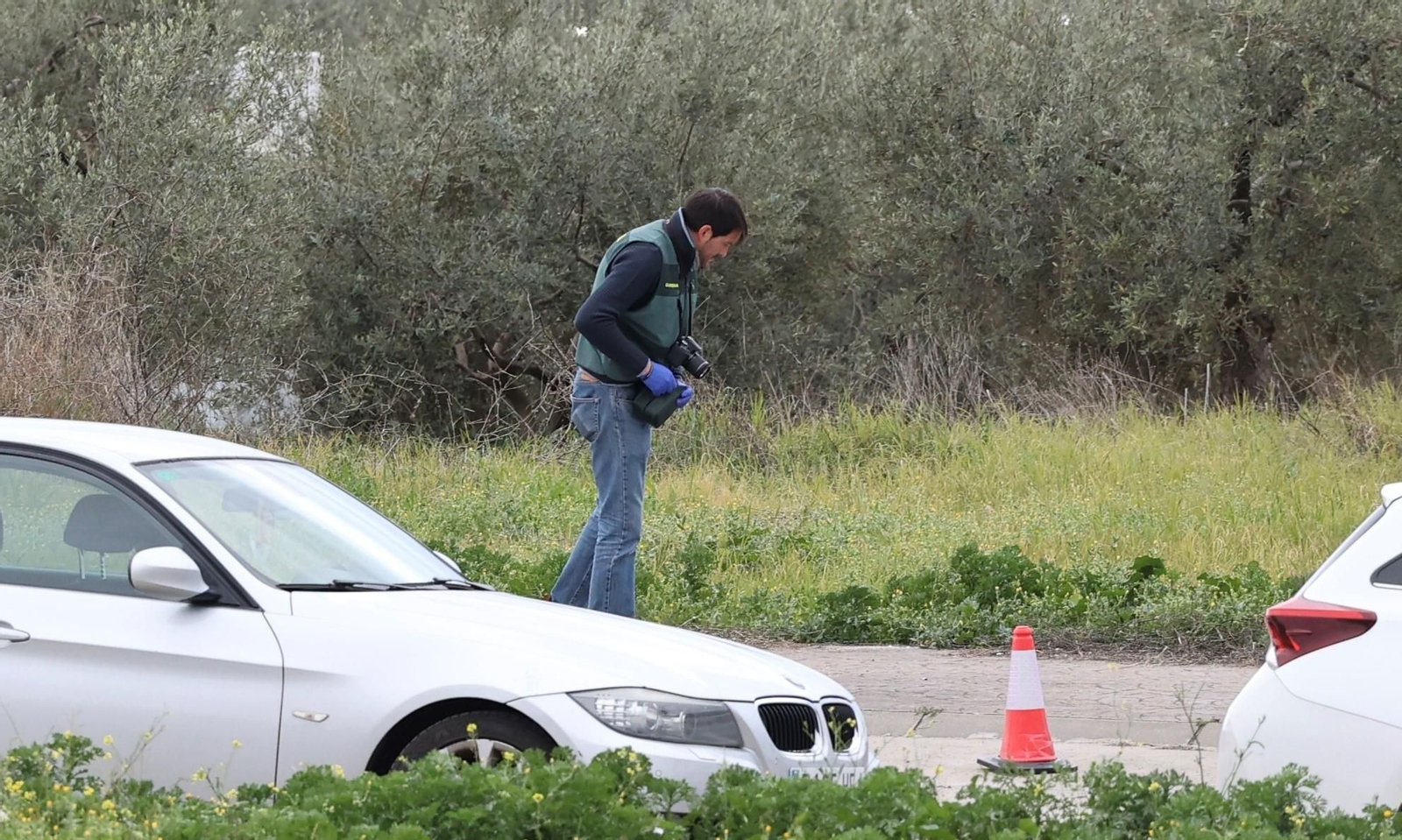 Un guardia civil inspecciona la escena del crimen de Gerena, el pasado 8 de enero.