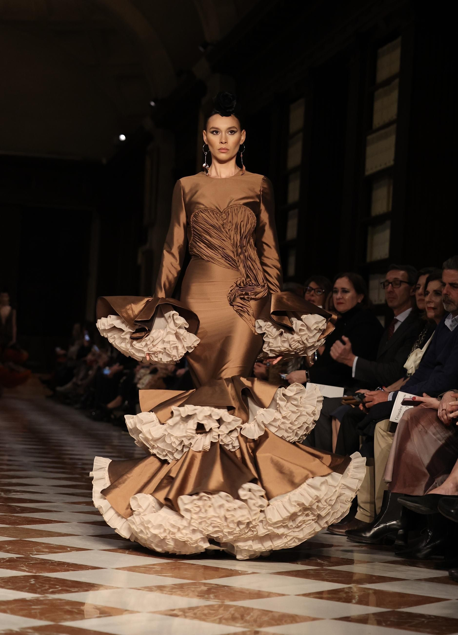 Desfile de Juana Martín en el Archivo de Indias de Sevilla