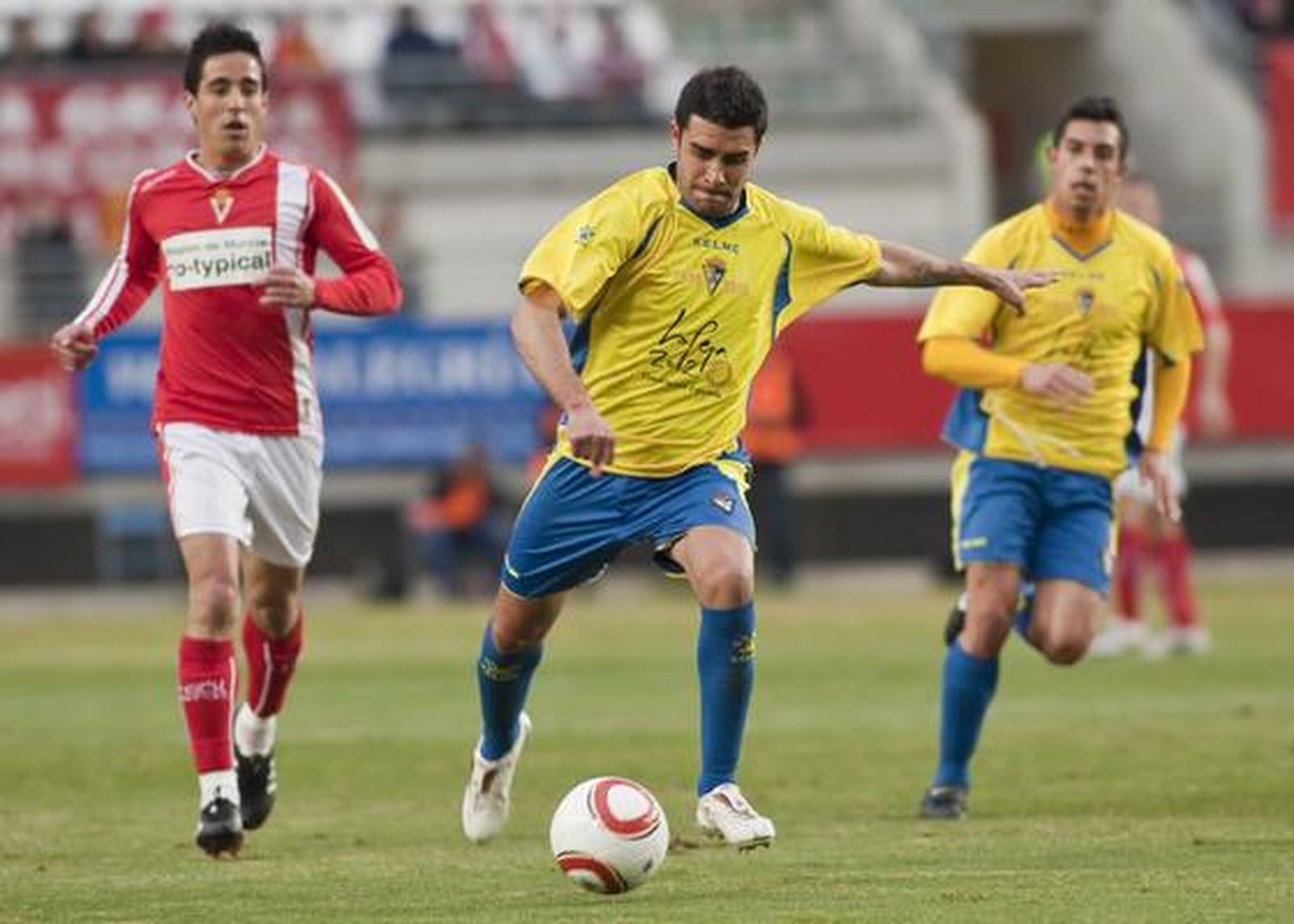 Enrique, una de las novedades en el equipo, se dispone a chutar a puerta. 

Foto: LOF