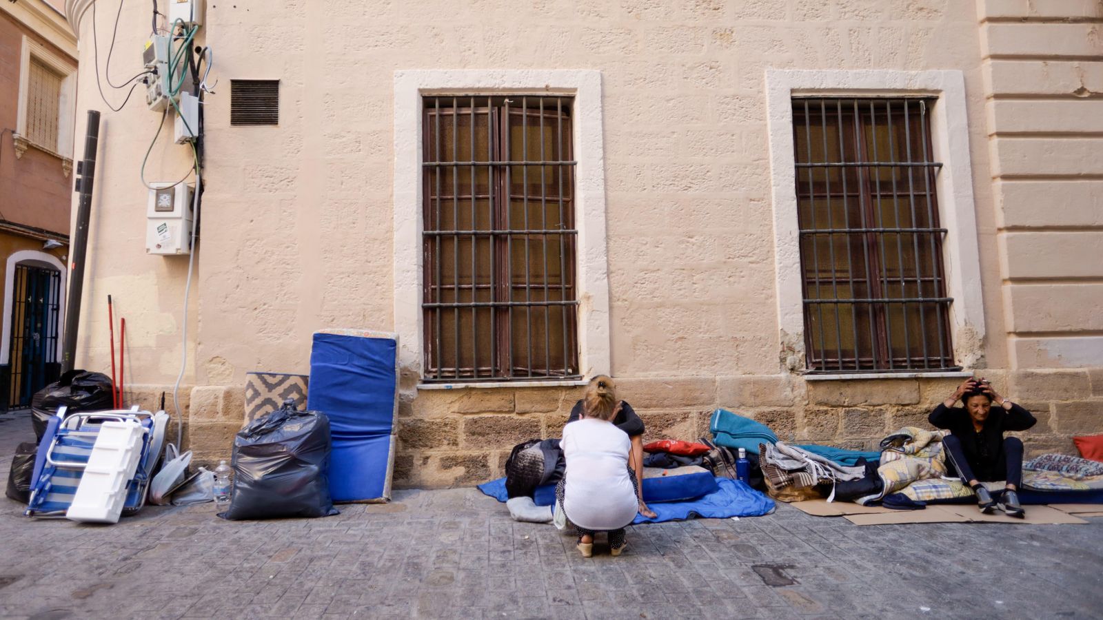 Los desalojados, en la parte trasera del Ayuntamiento.