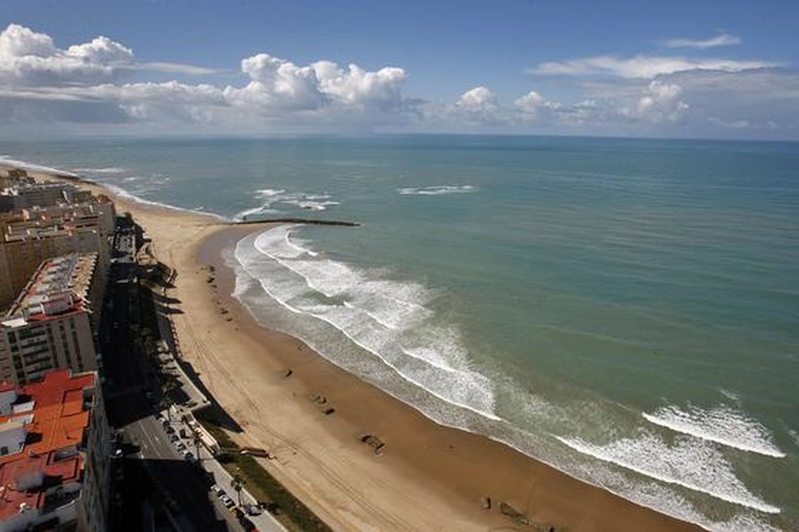 Una visita a lo alto del Pirulí ofrece una singular vista Cádiz. 

Foto: Jose Braza