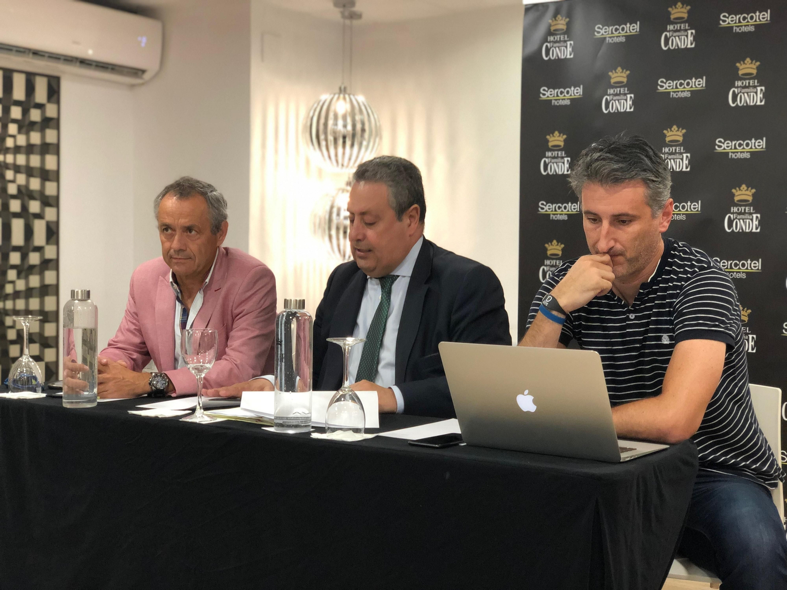 La nueva Junta Directiva durante la Asamblea General Extraordinaria