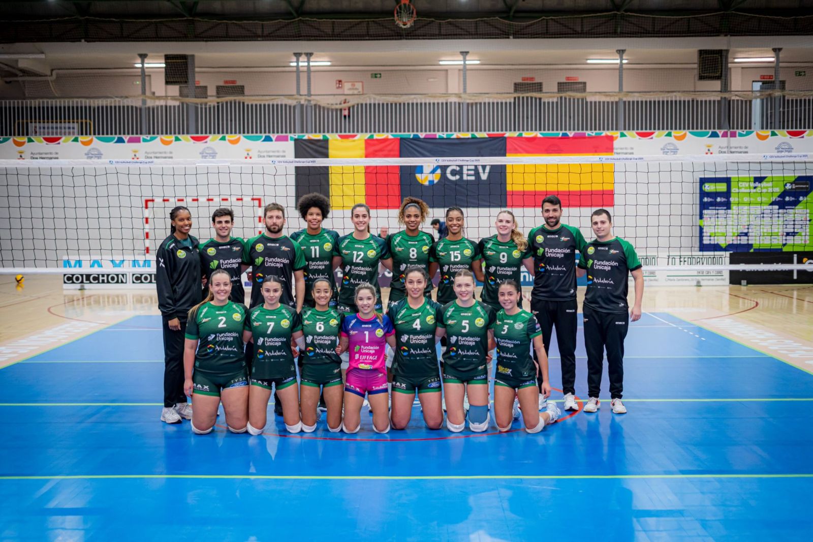 El equipo del Fundación Unicaja Andalucía posa antes de comenzar el partido en Atenas con Brianna Green arriba a la izquierda.
