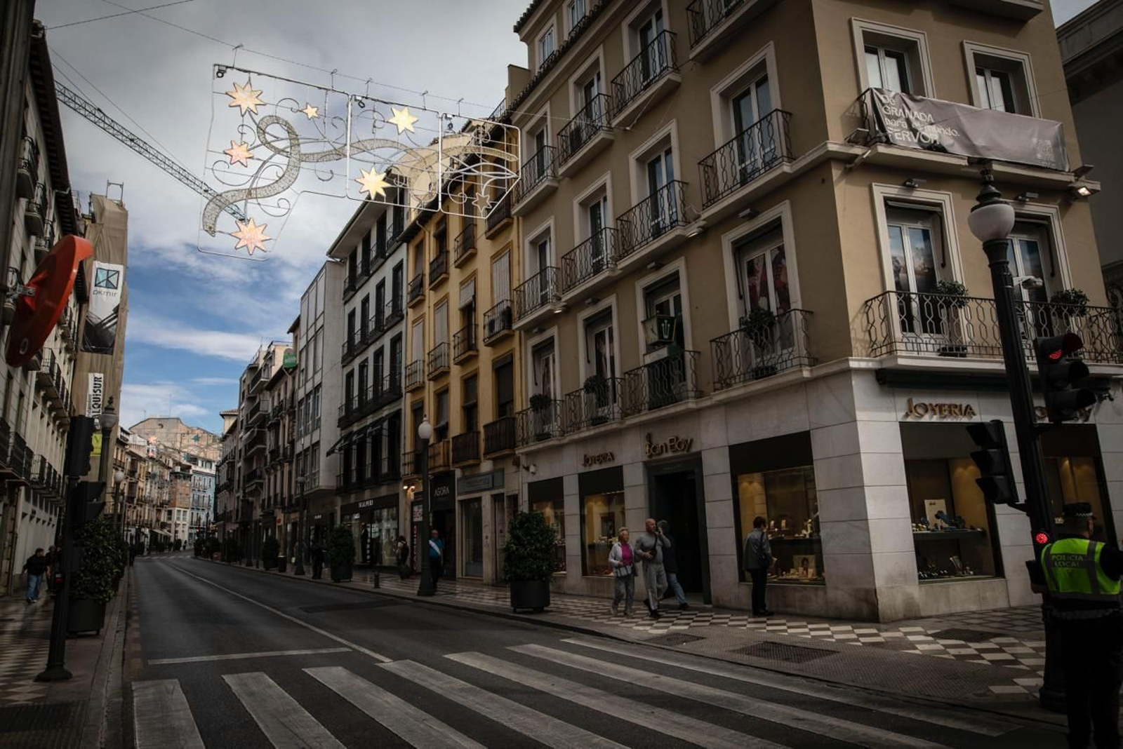 Luces de Navidad en Reyes Católicos.