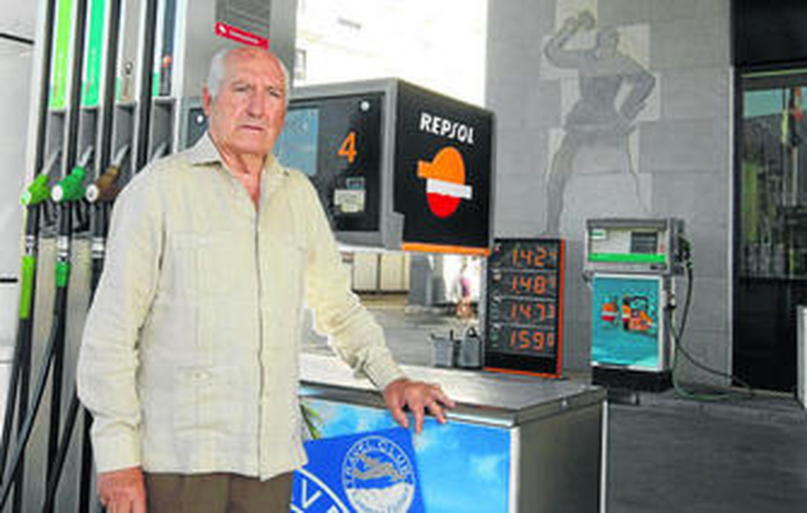 Ángel Zamorano, ante los surtidores de Vulcano, una de sus gasolineras en Jerez.