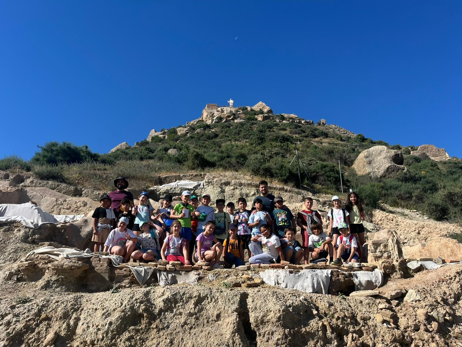 Escolares durante su visita al yacimiento arqueológico de Bayra.