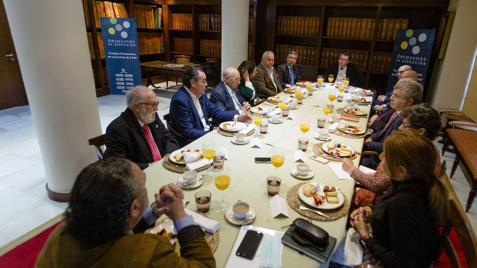 Desayuno con los representantes de 13 colegios profesionales de Cádiz.