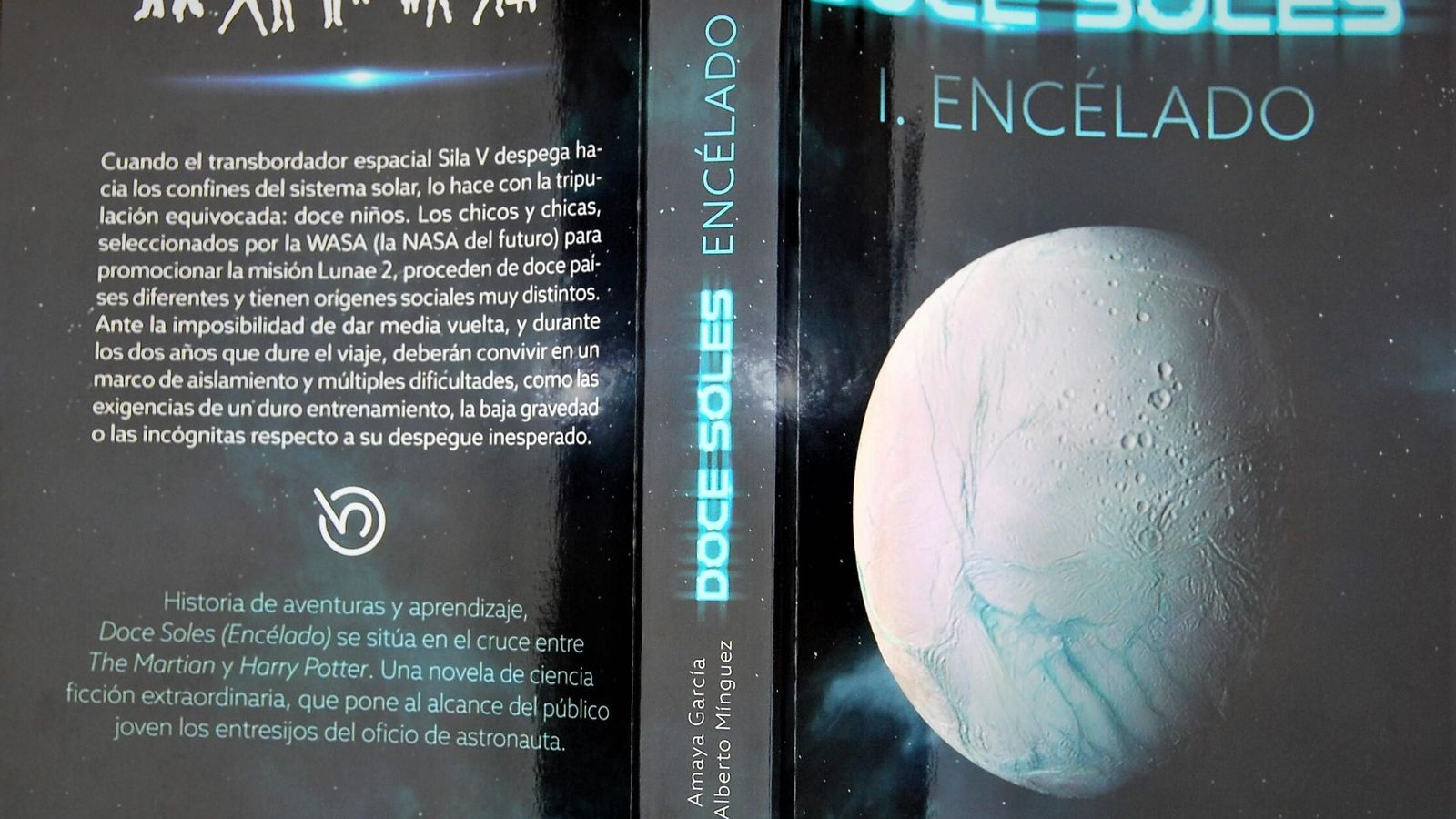 Cubierta del libro 'Doce Soles. I Encélado'.