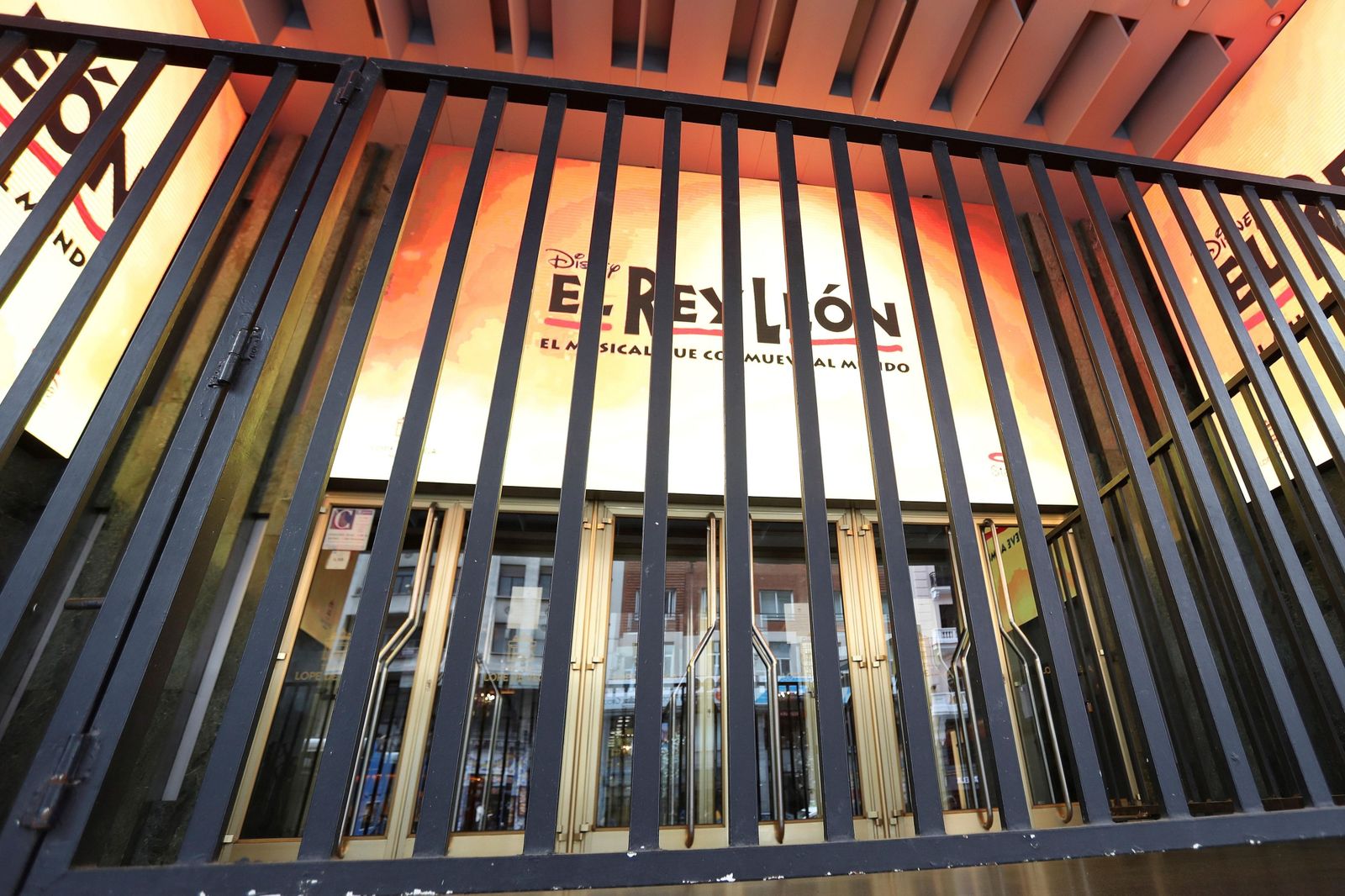 El Teatro Lope de Vega de Madrid, donde habitualmente se representa 'El Rey León', cerrado por la emergencia sanitaria.