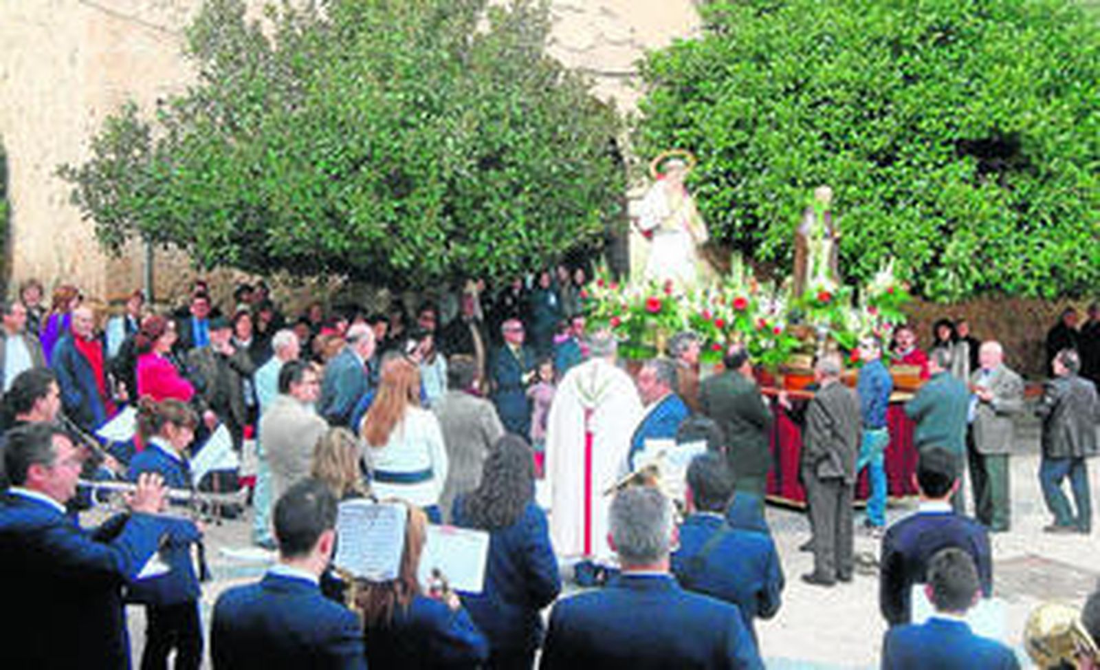 La procesión de San Antón y San Román partió desde la iglesia parroquial.
