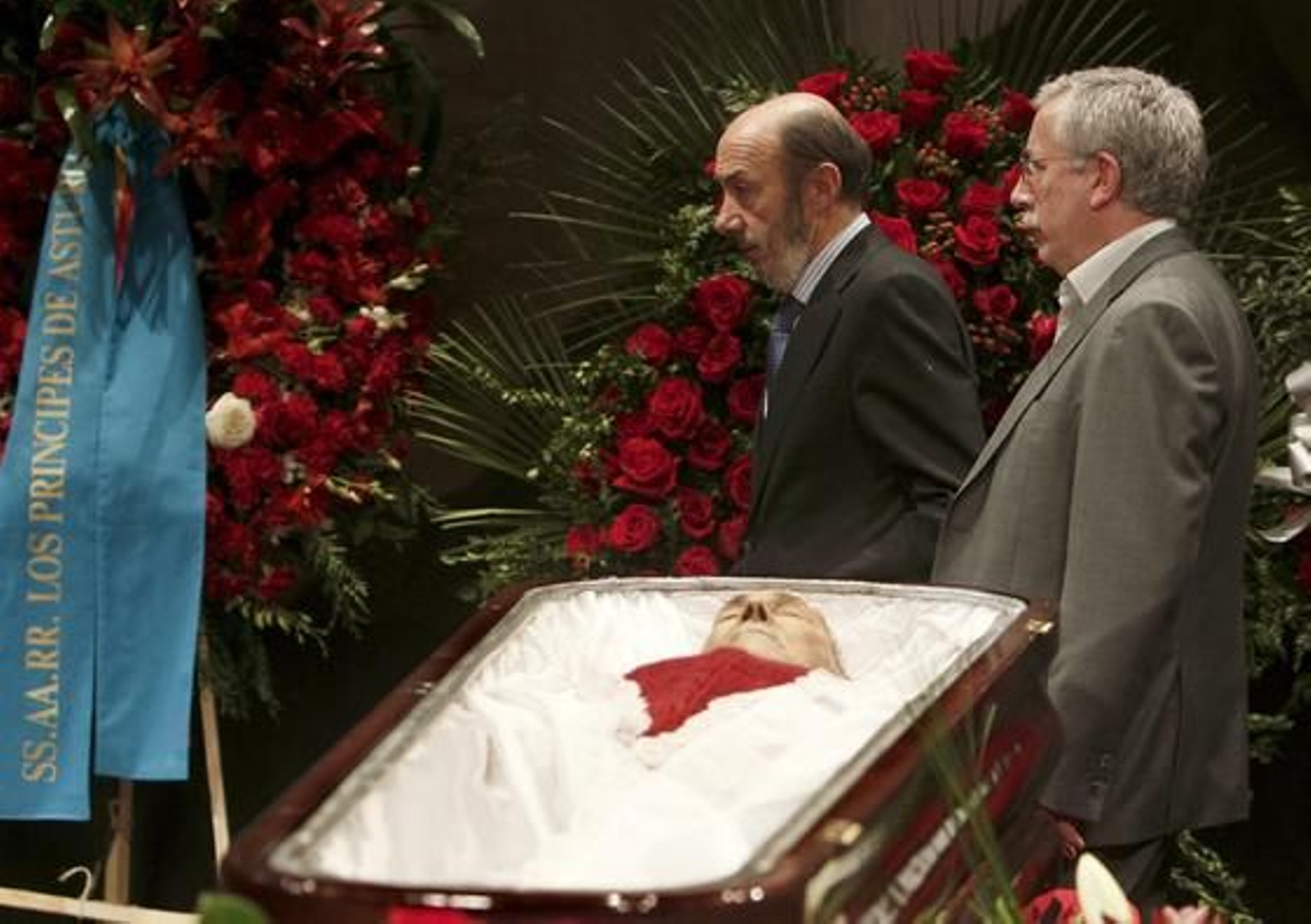 Rubalcaba junto a Toxo en la capilla ardiente.

Foto: EFE