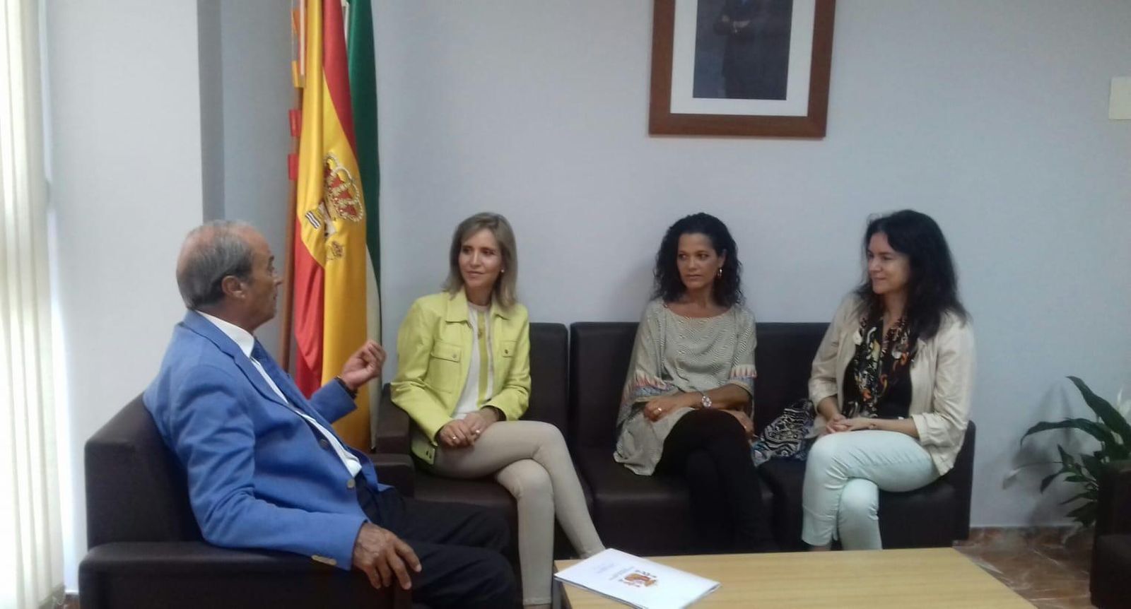 Manuela Parralo atiende a las explicaciones de Antonio Ponce en presencia de Esther Ponce y Sofía Cabot.