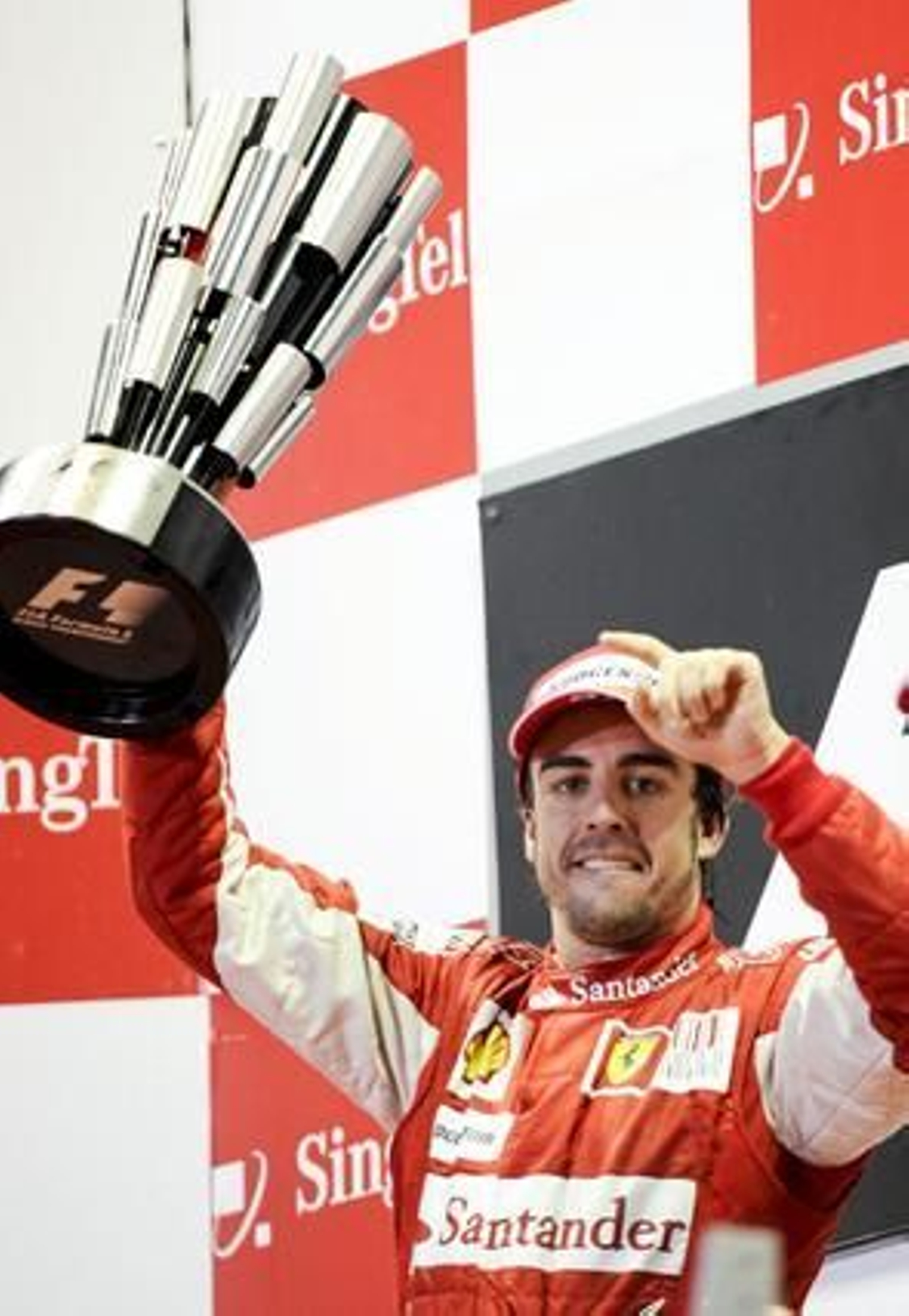 Fernando Alonso se acerca al liderato del Mundial tras ganar el Gran Premio de Singapur. / EFE