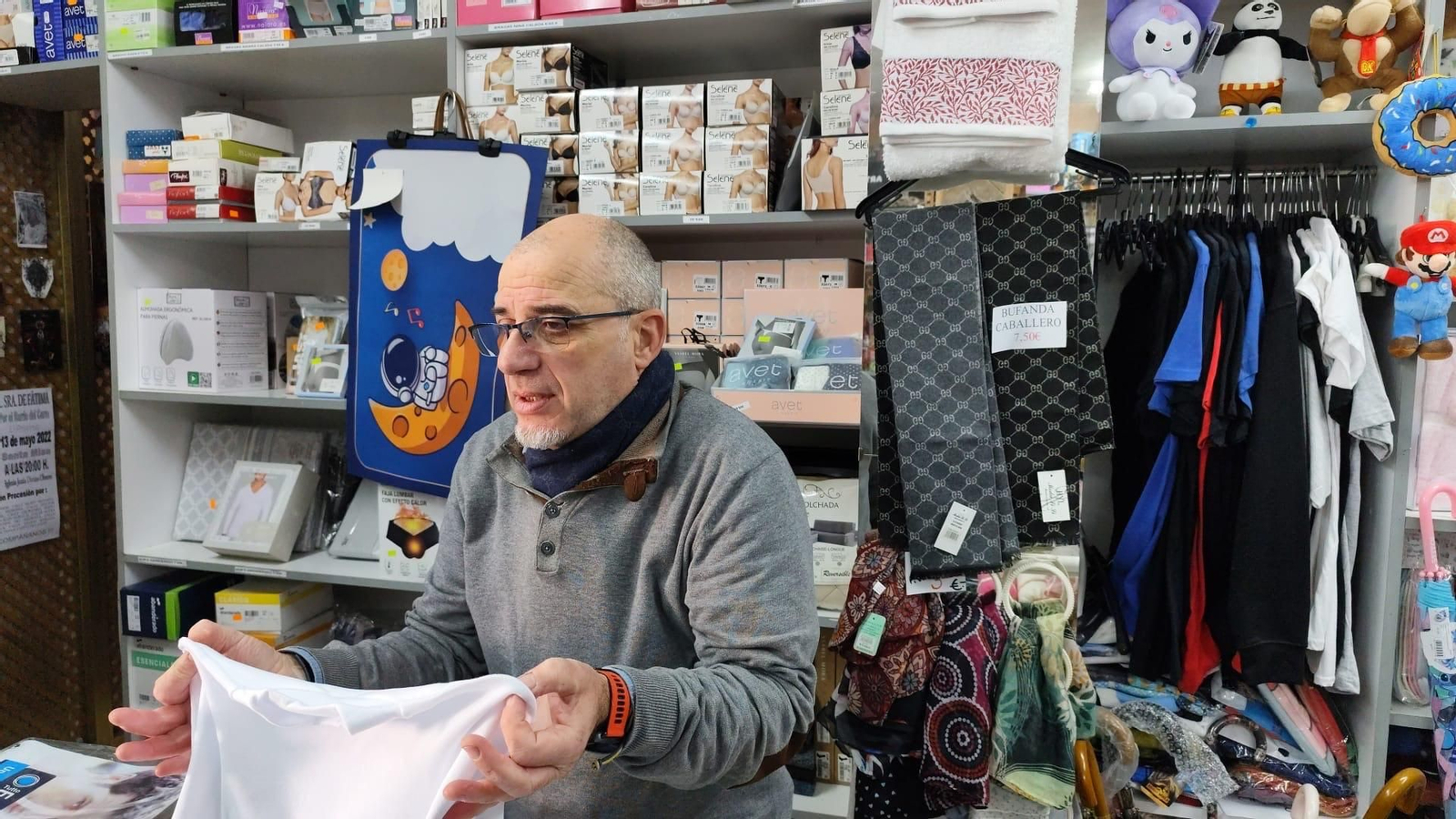 Bernardo Millán muestra sus productos