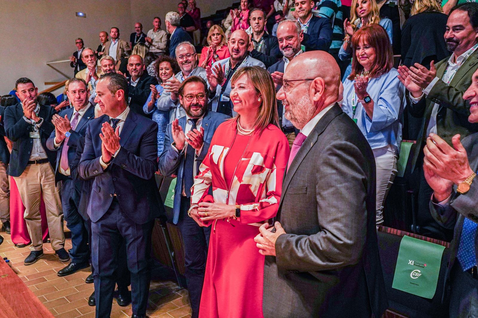 Victoria Eugenia Pineda recibe el aplauso del público tras la reelección.