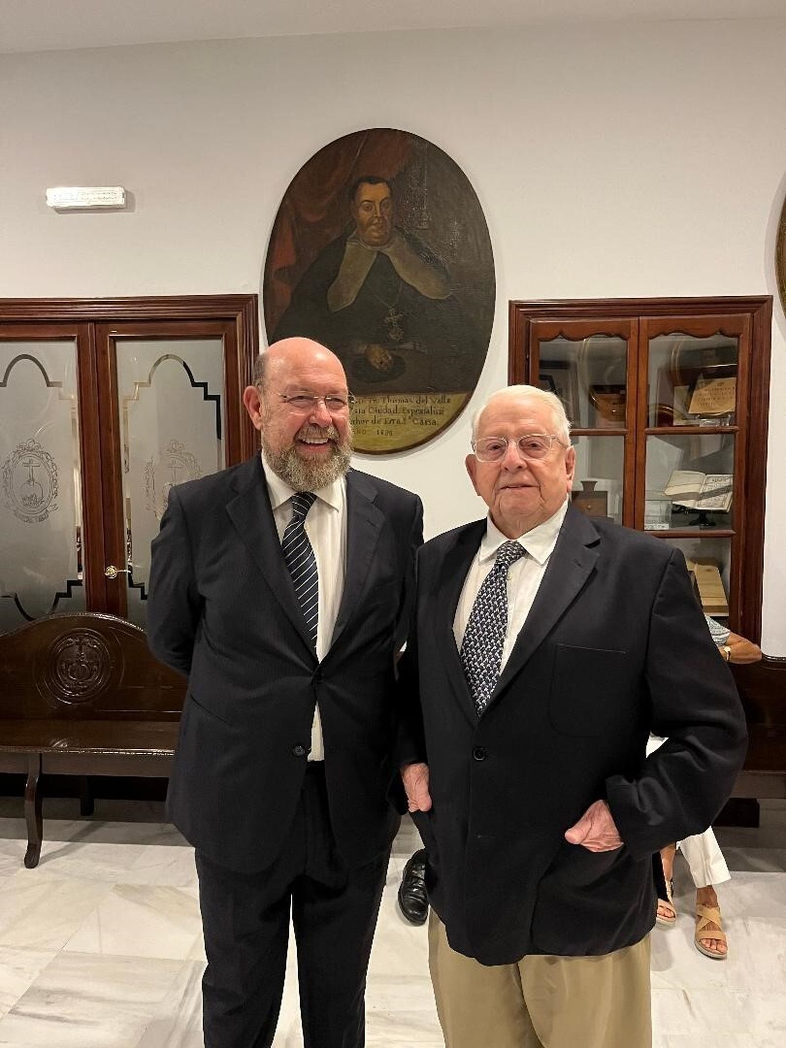 El hermano mayor  de la Santa Caridad Juan Antonio García con Ramón Ariza, en la salón de Cabildo.