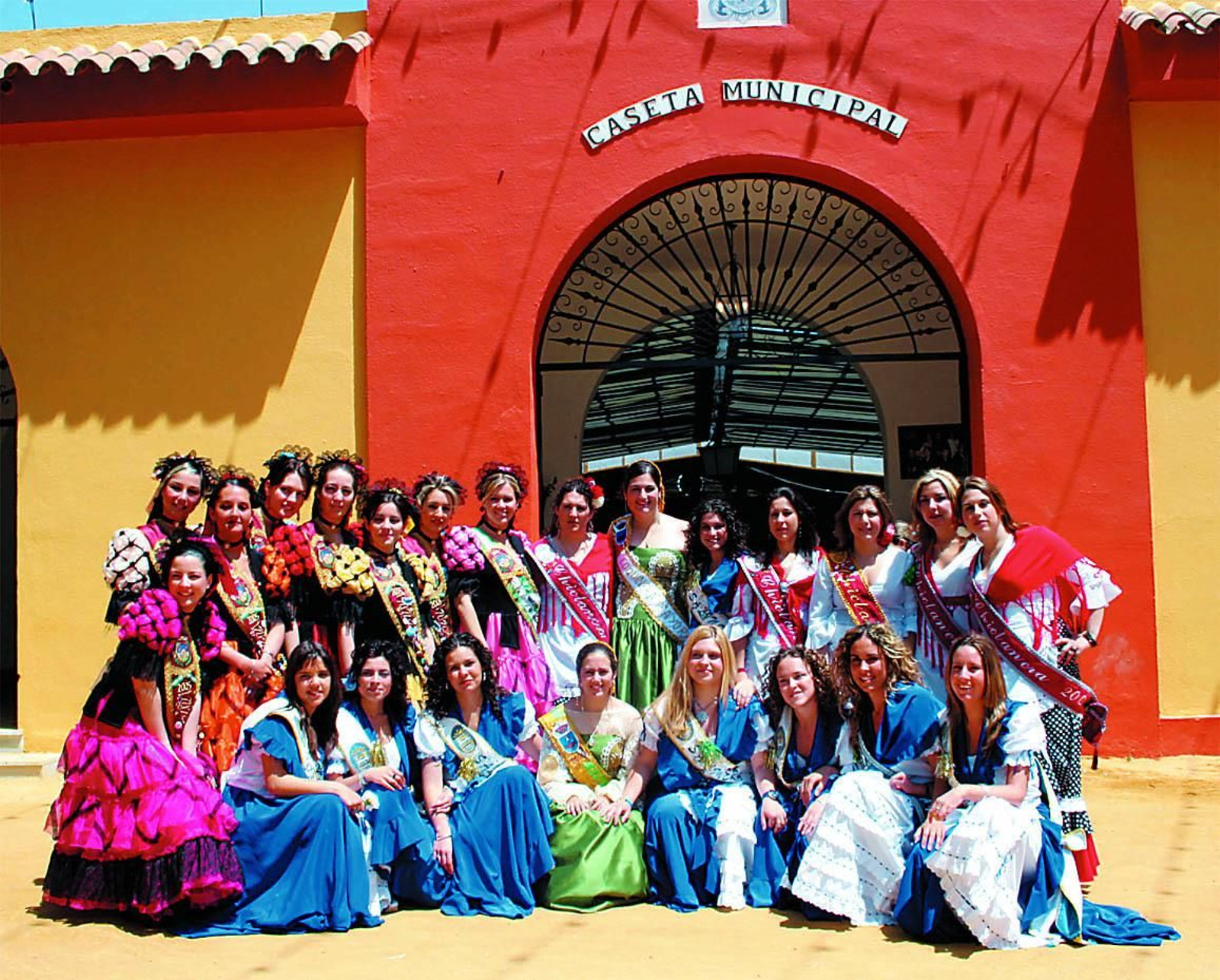 Las reinas de belleza de la Bahía, a las puertas de la Caseta Municipal en el año 2000.