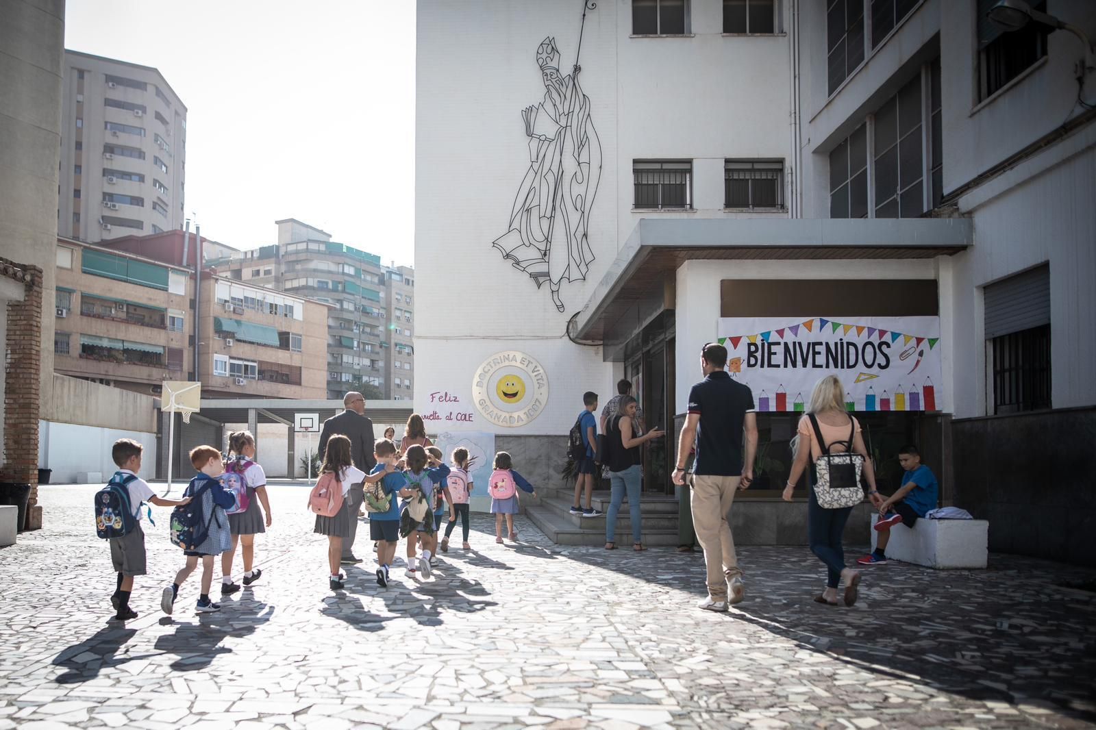La vuelta al cole en los colegios de Granada, en imágenes