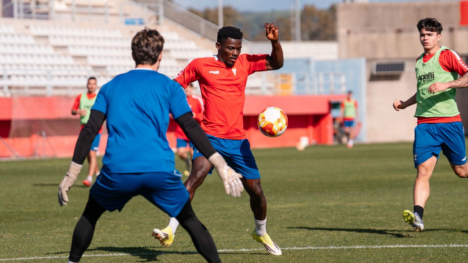 Isaac Obeng, con balón, durante un entrenamiento esta semana.