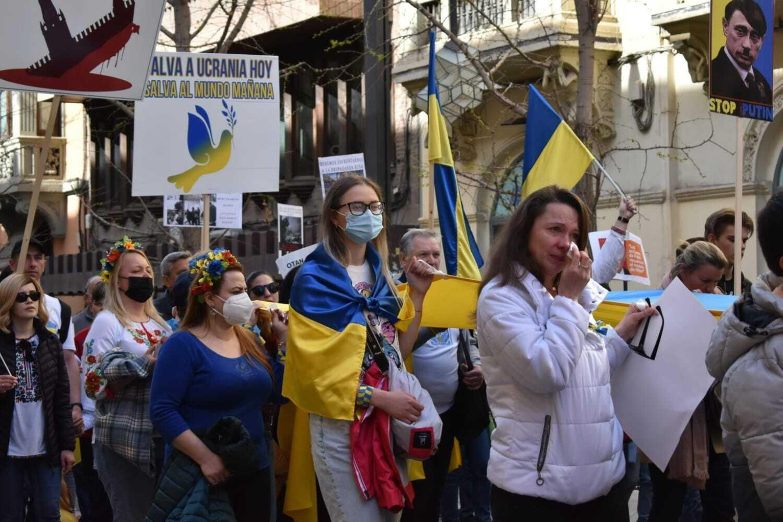 Una mujer llora mientras participa en la manifestación en apoyo a Ucrania en Granada