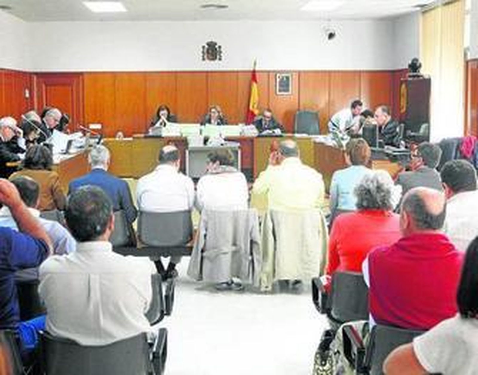 La veintena de acusados por el caso Uniformes frente al tribunal de la Sección Cuarta.