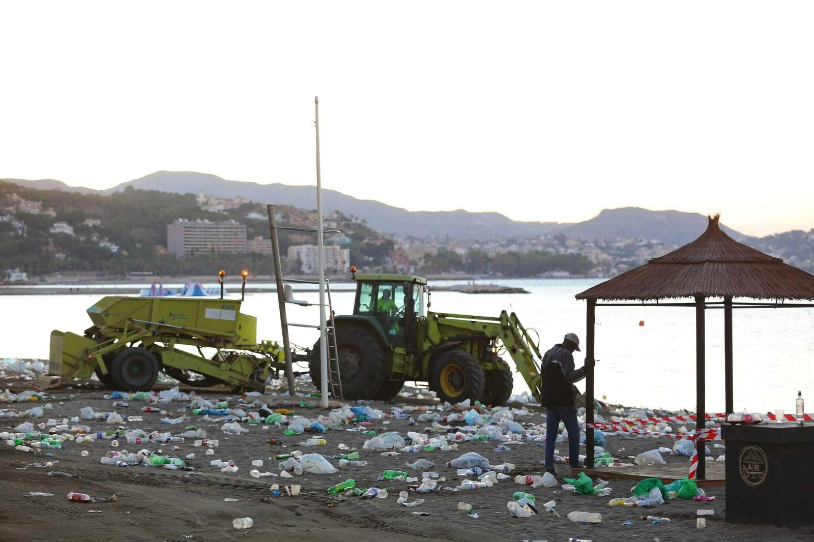 Así han amanecido las playas de Málaga tras la noche de San Juan