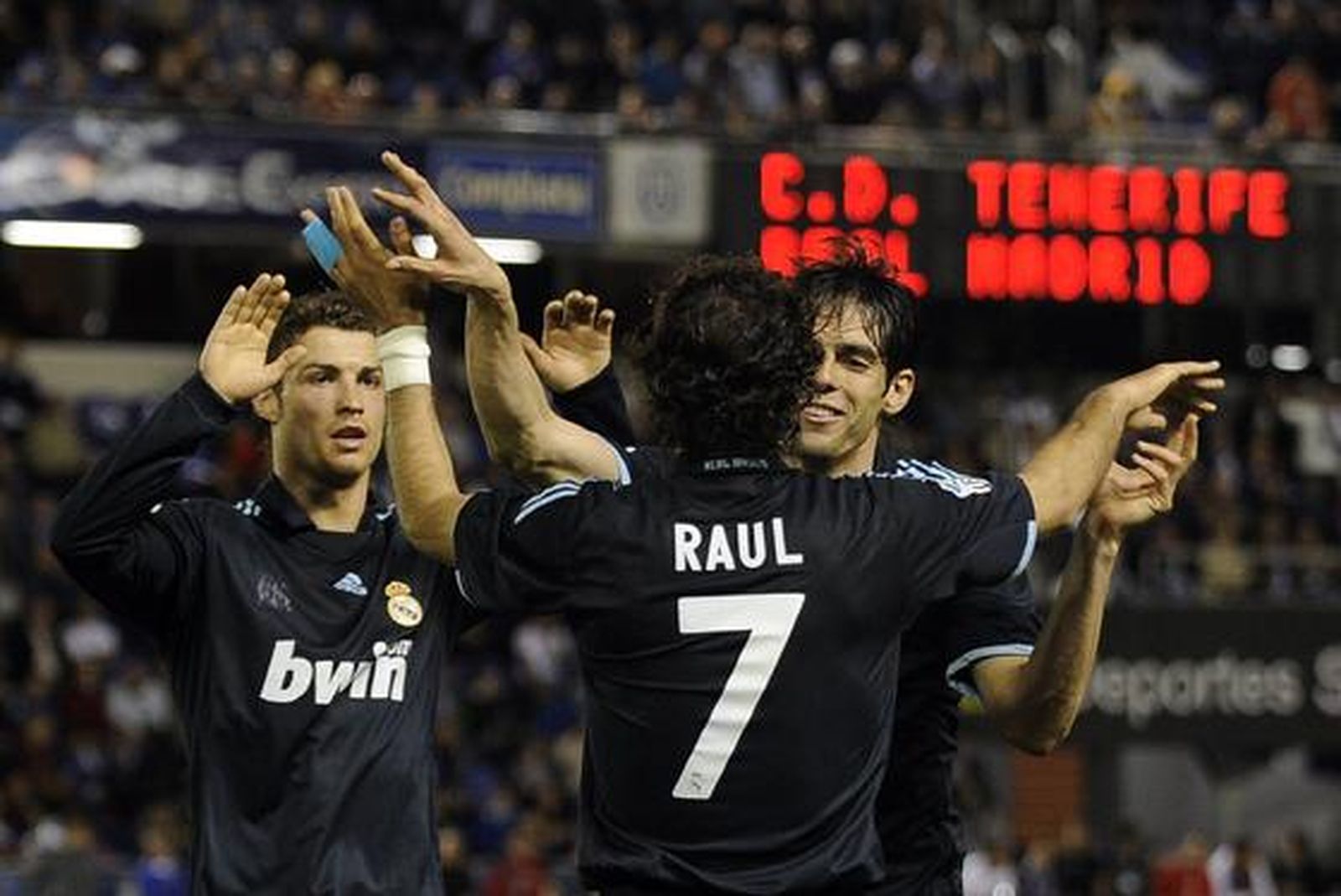 Raúl se abraza Kaká tras su gol en la recta final del partido. / AFP
