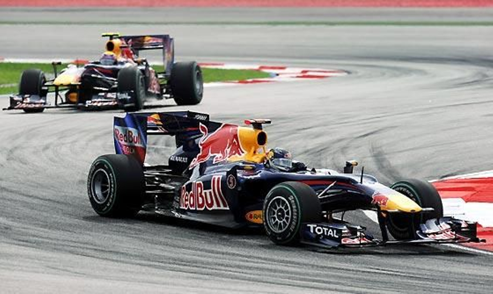 Sebastian Vettel (Red Bull), seguido de su compañero Mark Webber.

Foto: Reuters / Afp Photo / Efe