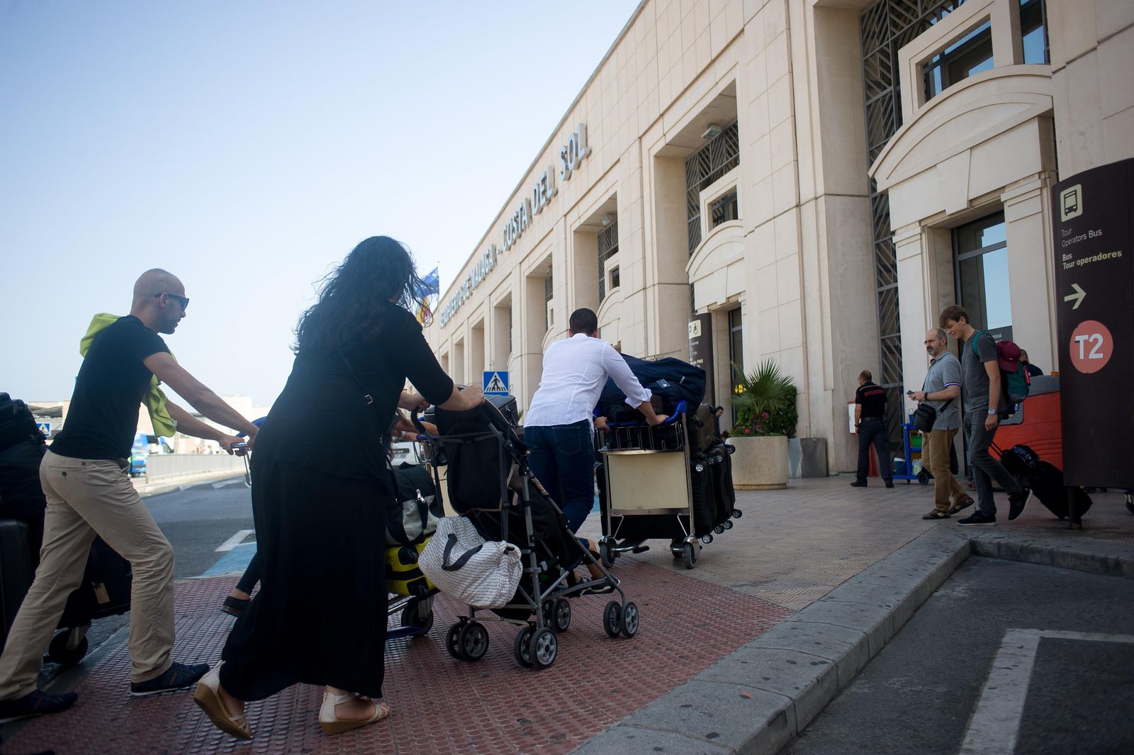 Varios pasajeros en el aeropuerto de Málaga.
