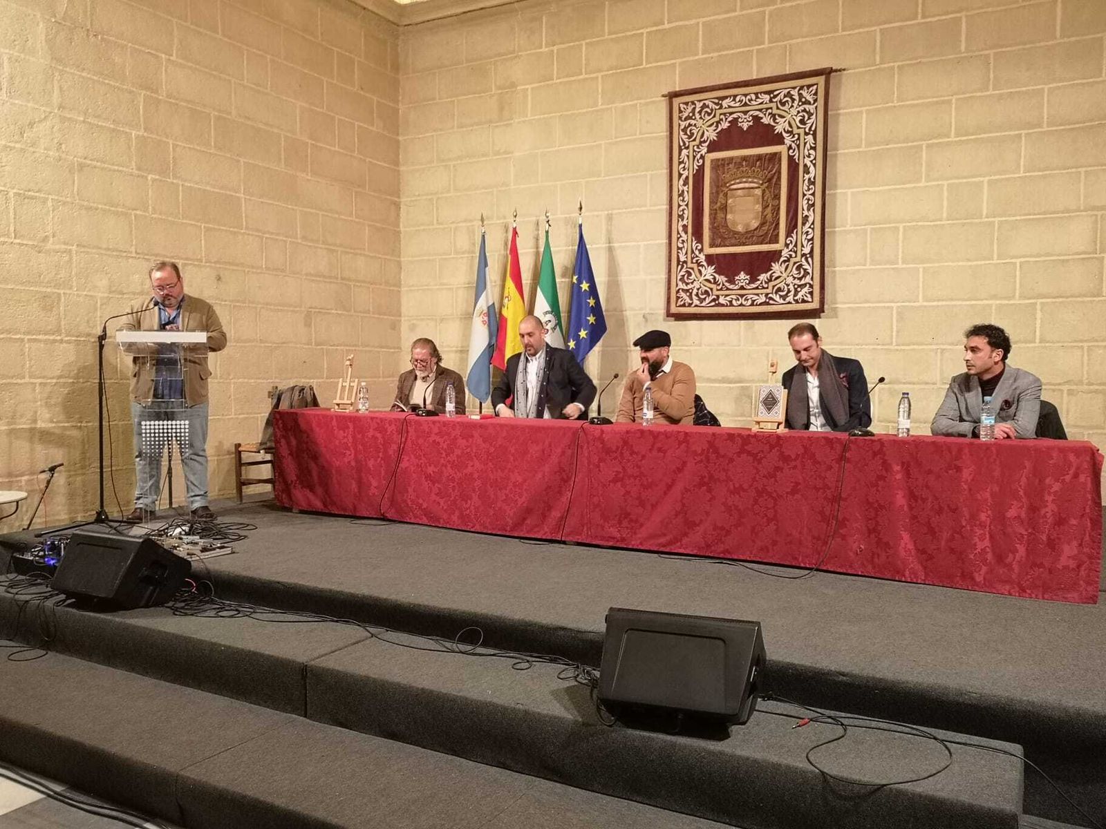 Presentada 'Muriéndome a compás', la obra poética de Juan Grande