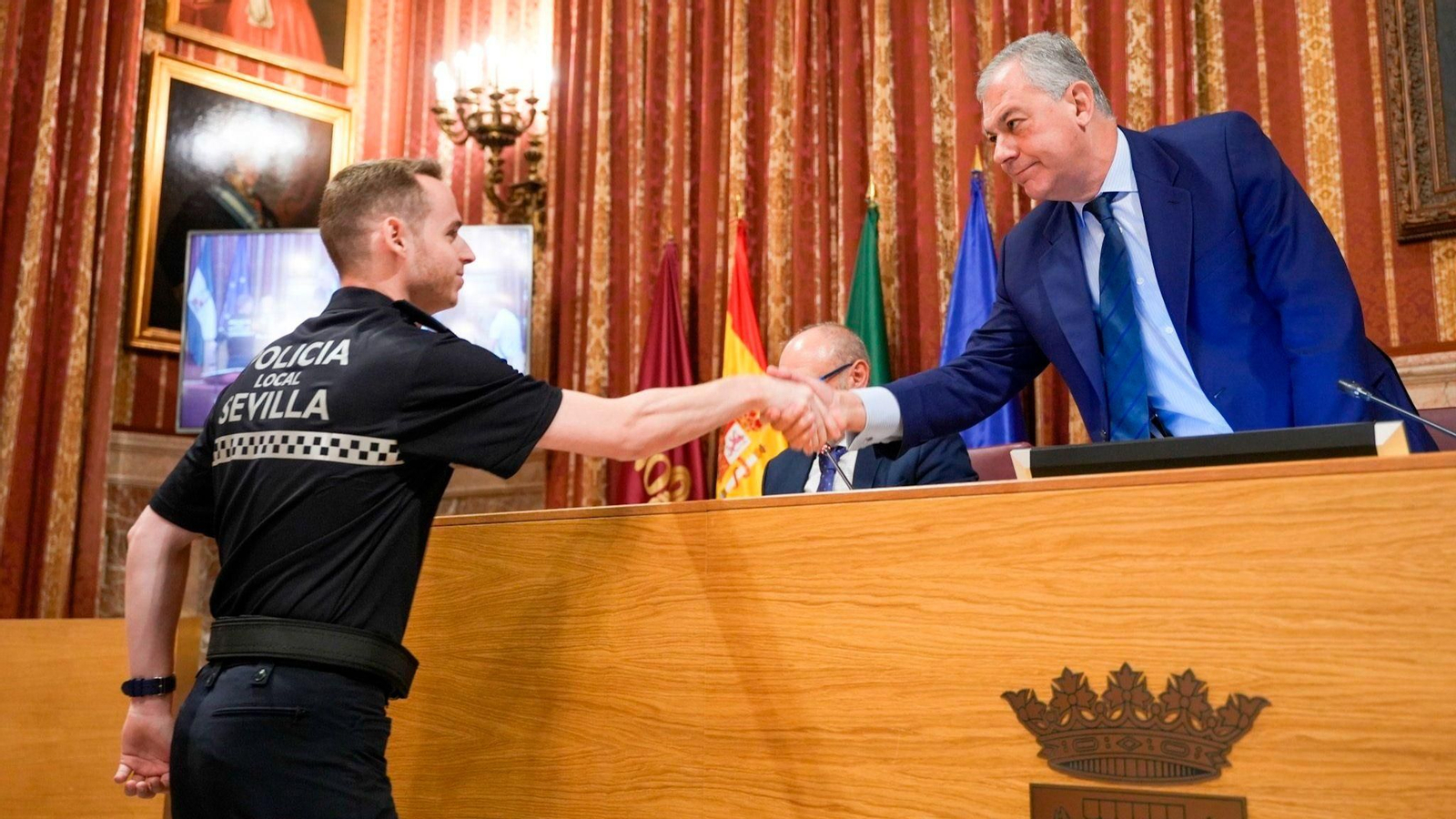 El alcalde, José Luis Sanz, saluda a uno de los 53 agentes que tomaron posesión el 5 de septiembre.