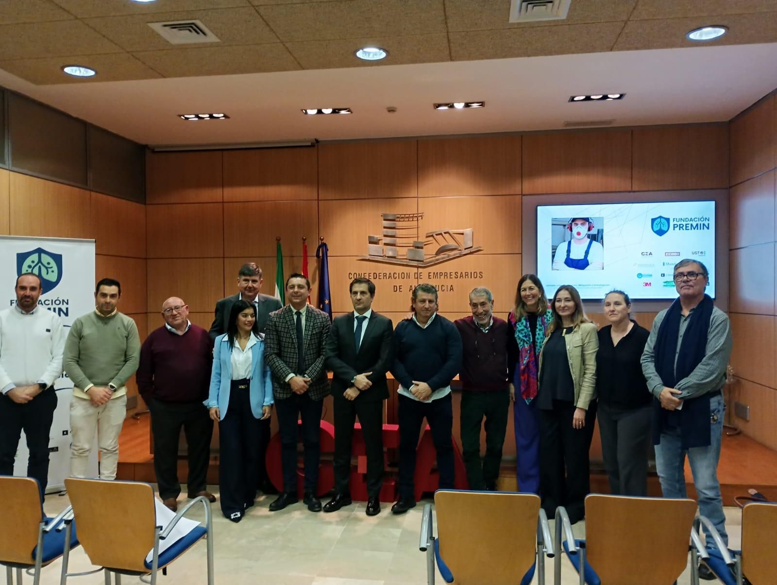 Foto de familia de los participantes en la jornada organizada por Fundación Premin en la CEA.
