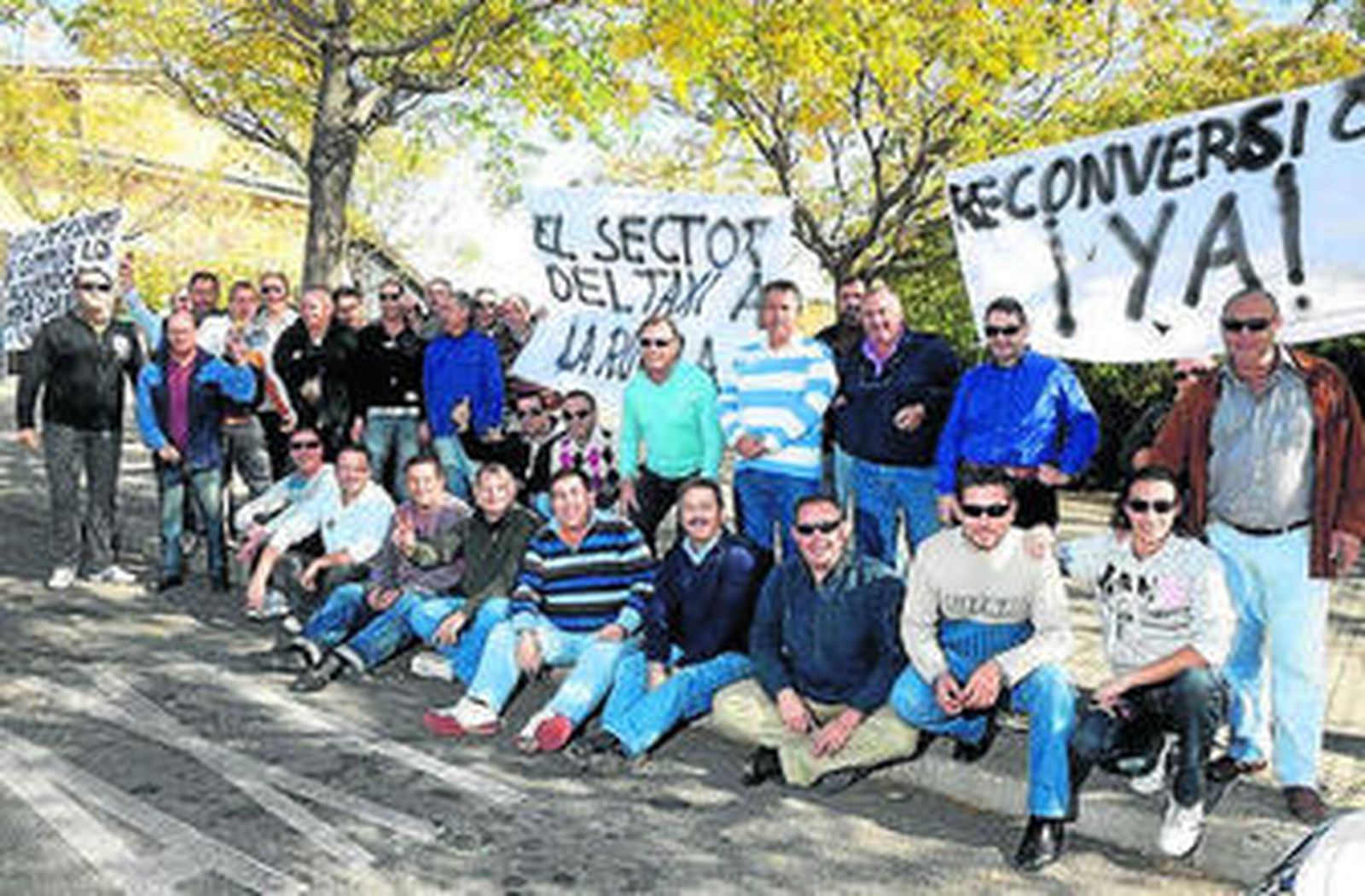 Protesta de taxistas en la estación de Santa Justa, ayer.
