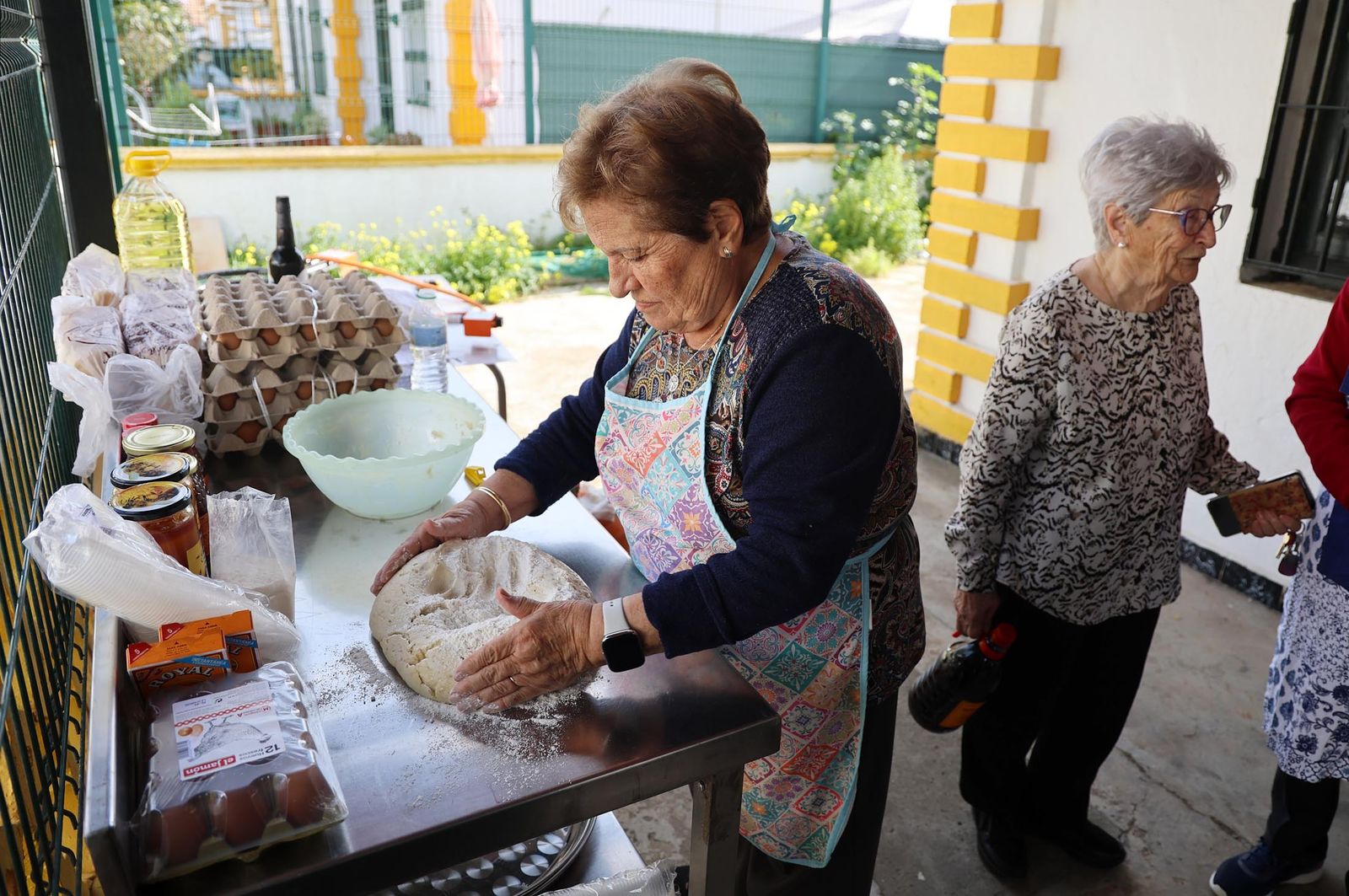 Imágenes de la elaboración de dulces de Cuaresma por los vecinos del Barrio Obrero