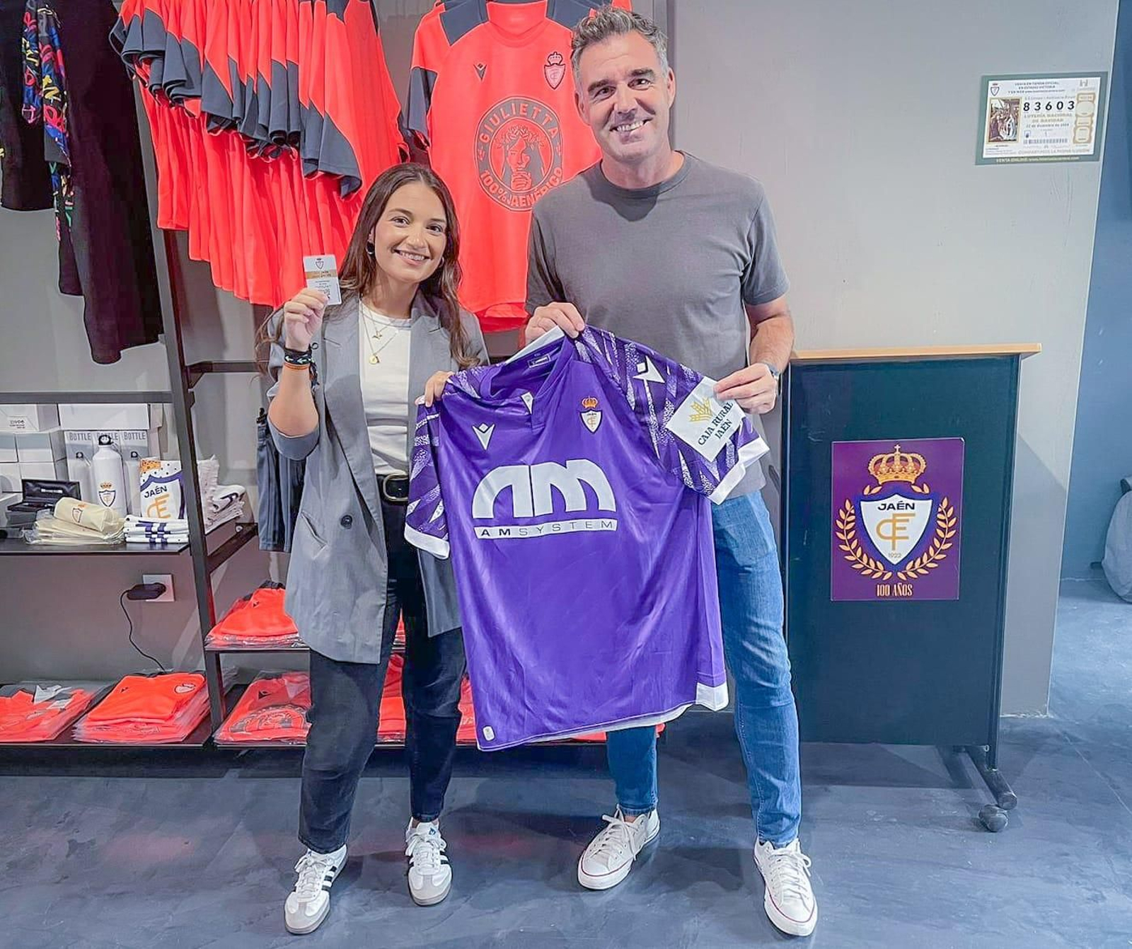 Ana Núñez y Fran Anera, en la tienda del club.
