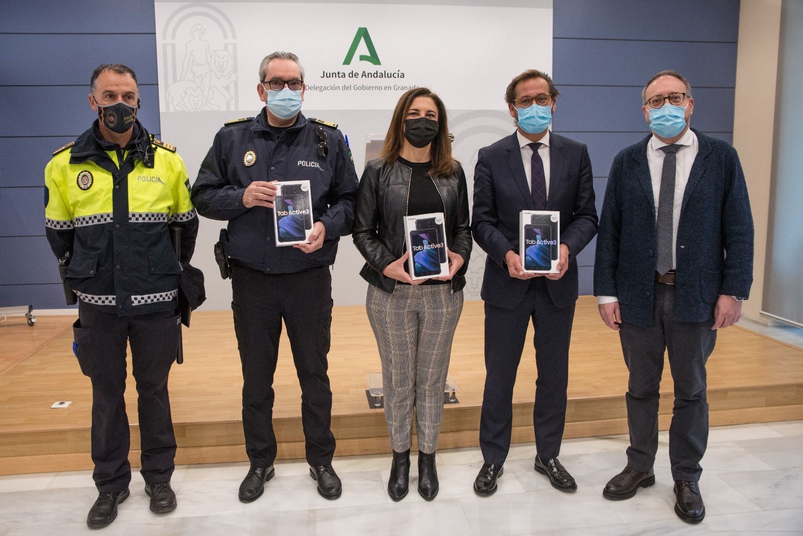 Los dispositivos para el control de los VTC entregados a la Policía Local de Granada.