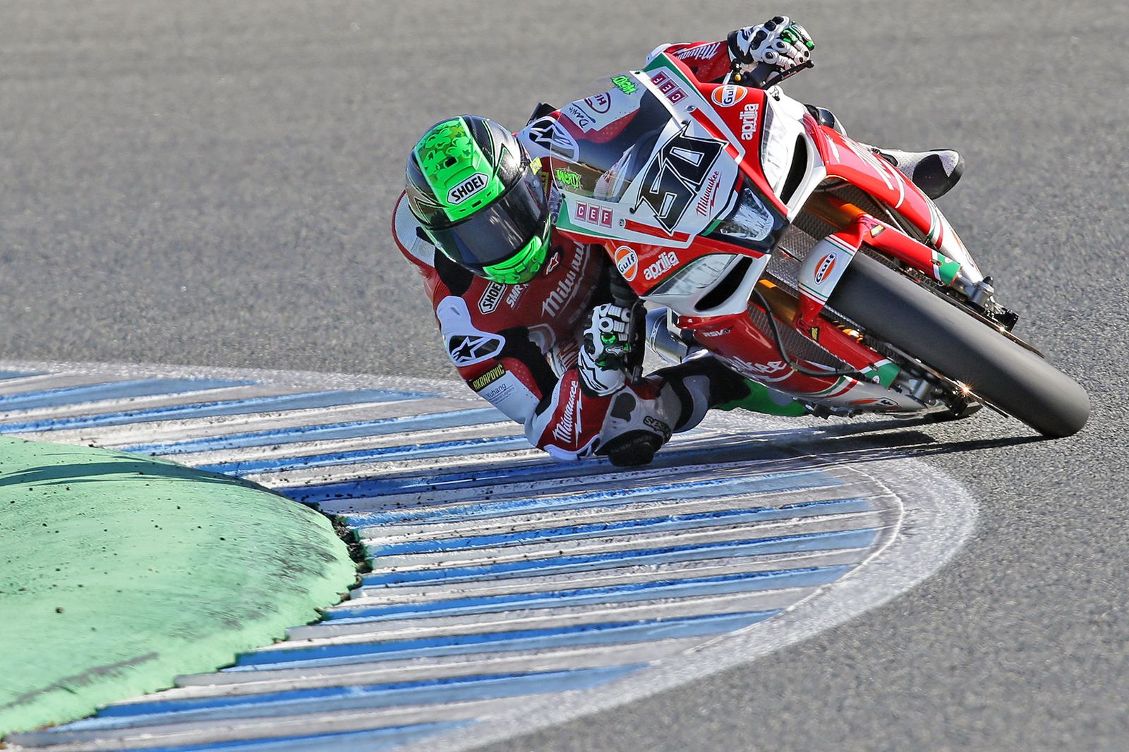 Eugene Laverty, con la Aprilia del equipo Milwaukee, trazando una curva en el Circuito de Jerez.