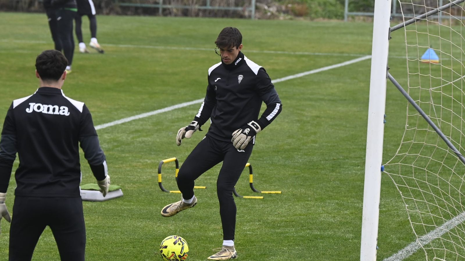 Iker Álvarez golpea el balón en presencia de Arévalo.