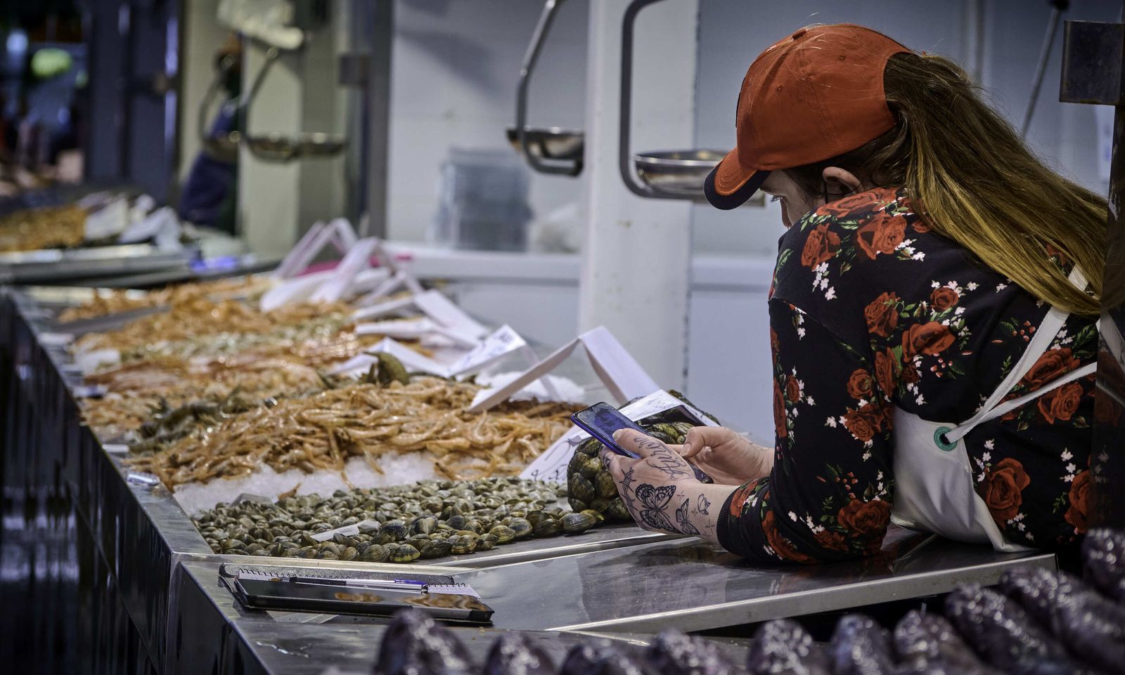 Uno de los puestos de pescados y mariscos de la Plaza de Abastos gaditana.