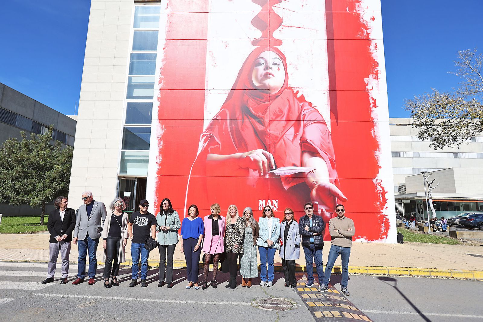 Imágenes del nuevo mural de Man O Matic en la Universidad de Huelva