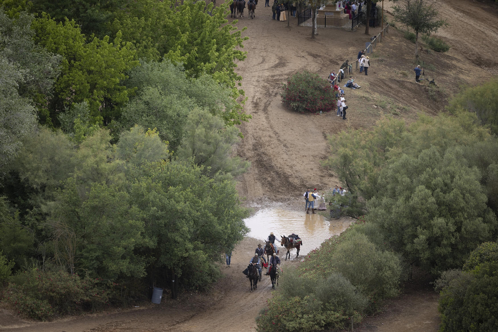 Las impresionantes fotos del camino del Rocío, desde el helicóptero de la Guardia Civil