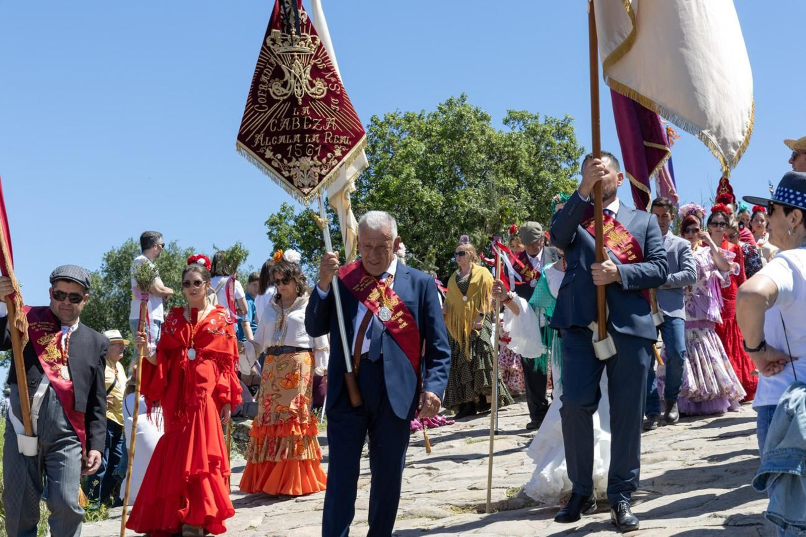 Miles de romeros acuden al encuentro de la Virgen de la Cabeza en su romería